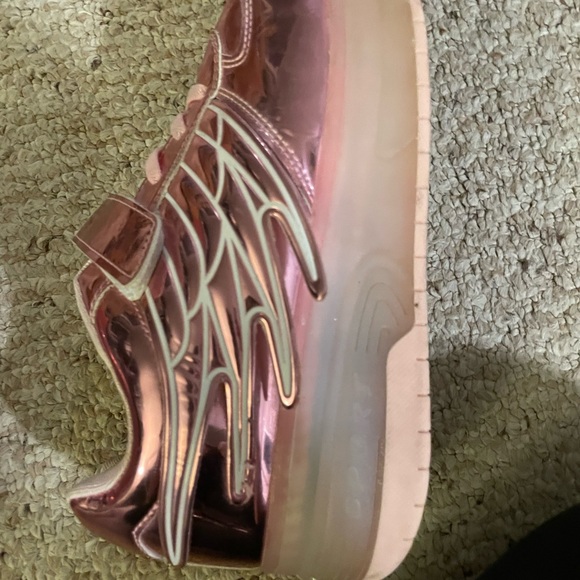Pink sneakers similar to heelys - Picture 3 of 3